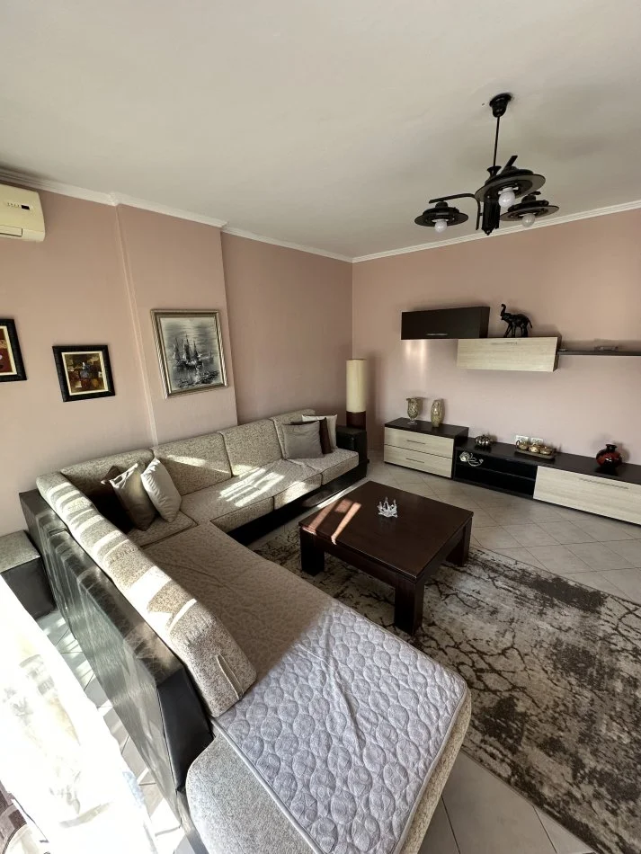 Tirane, jepet me qera apartament 2+1+Ballkon Kati 8, 90 m² 550 € (Ish Sheshi Shqiponja , Rruga Dritan Hoxha)
