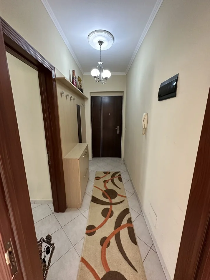 Tirane, jepet me qera apartament 2+1+Ballkon Kati 8, 90 m² 550 € (Ish Sheshi Shqiponja , Rruga Dritan Hoxha)