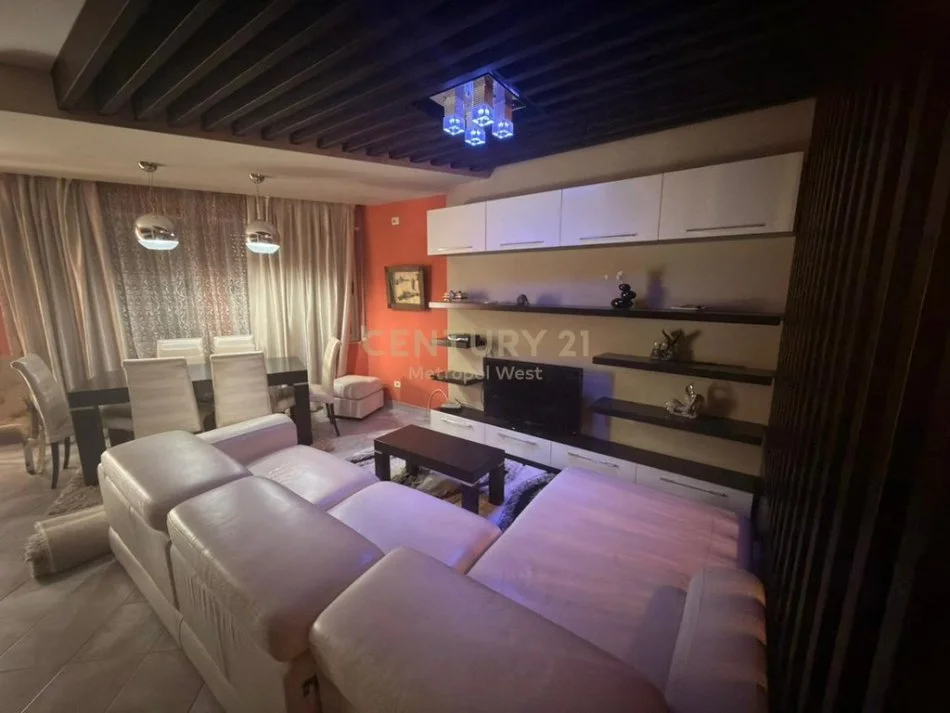 Tirane, shes apartament 3+1 Kati 2, 156 m² 315.000 € (Rruga Mine Peza)