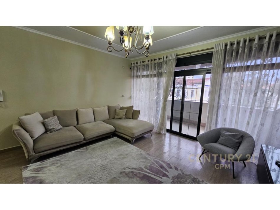 Tirane, jepet me qera apartament 3+1+Ballkon Kati 3, 150 m² 850 € (Pazari i ri)