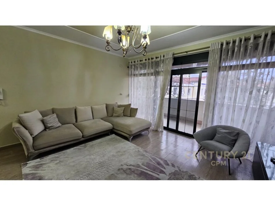 Tirane, jepet me qera apartament 3+1+Ballkon Kati 3, 150 m² 850 € (Pazari i ri)