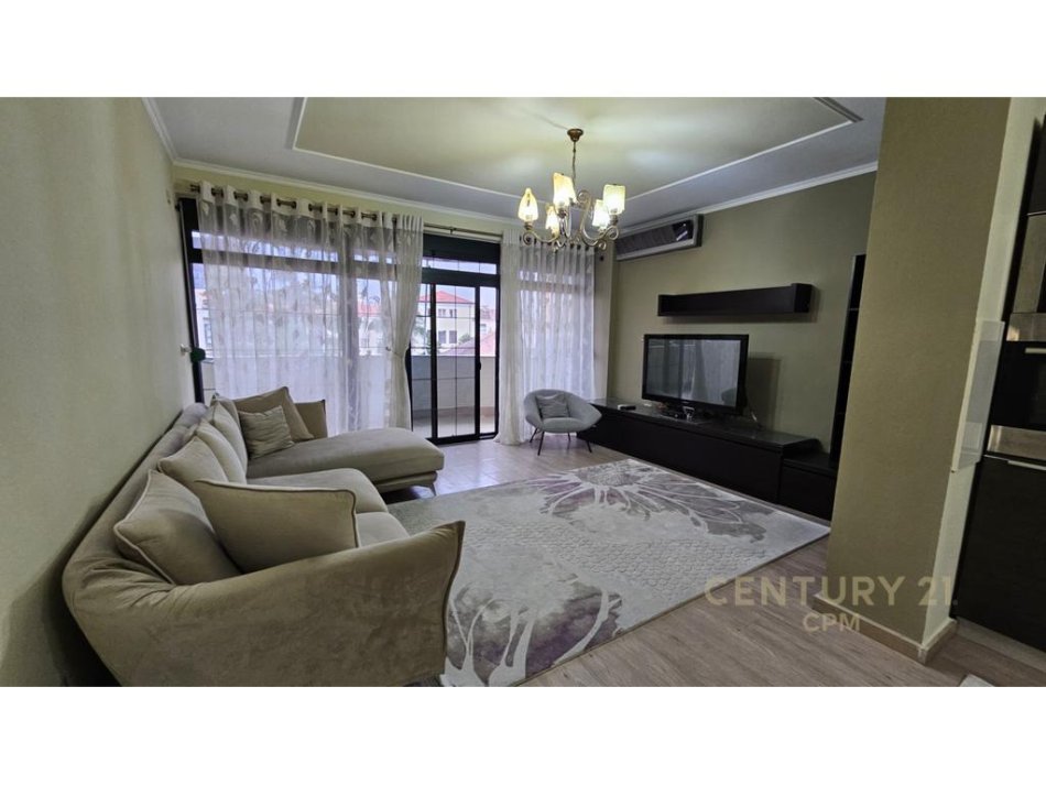 Tirane, jepet me qera apartament 3+1+Ballkon Kati 3, 150 m² 850 € (Pazari i ri)