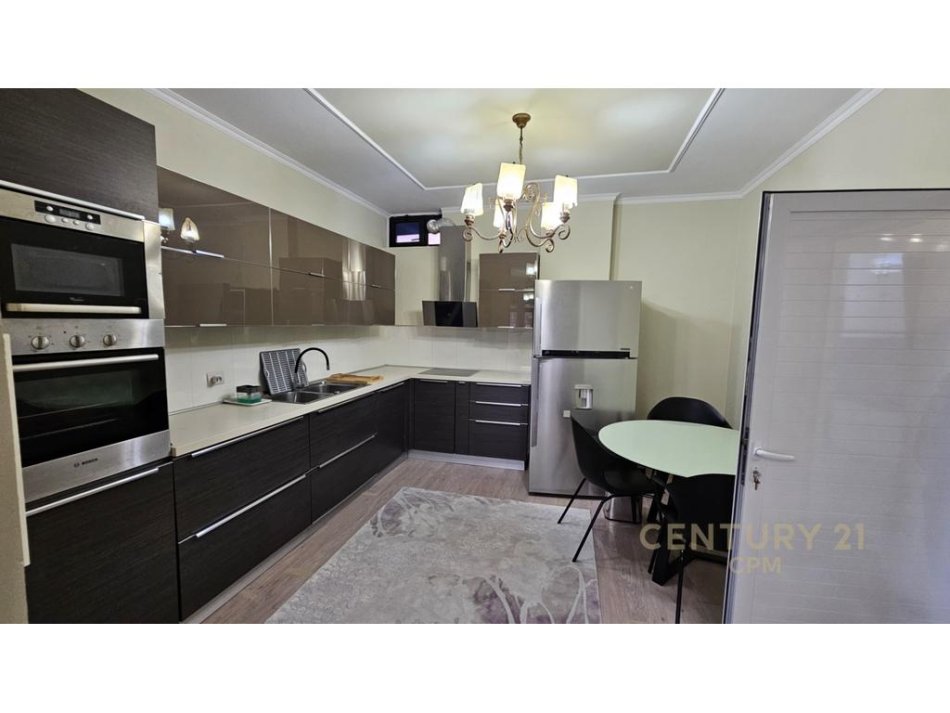 Tirane, jepet me qera apartament 3+1+Ballkon Kati 3, 150 m² 850 € (Pazari i ri)