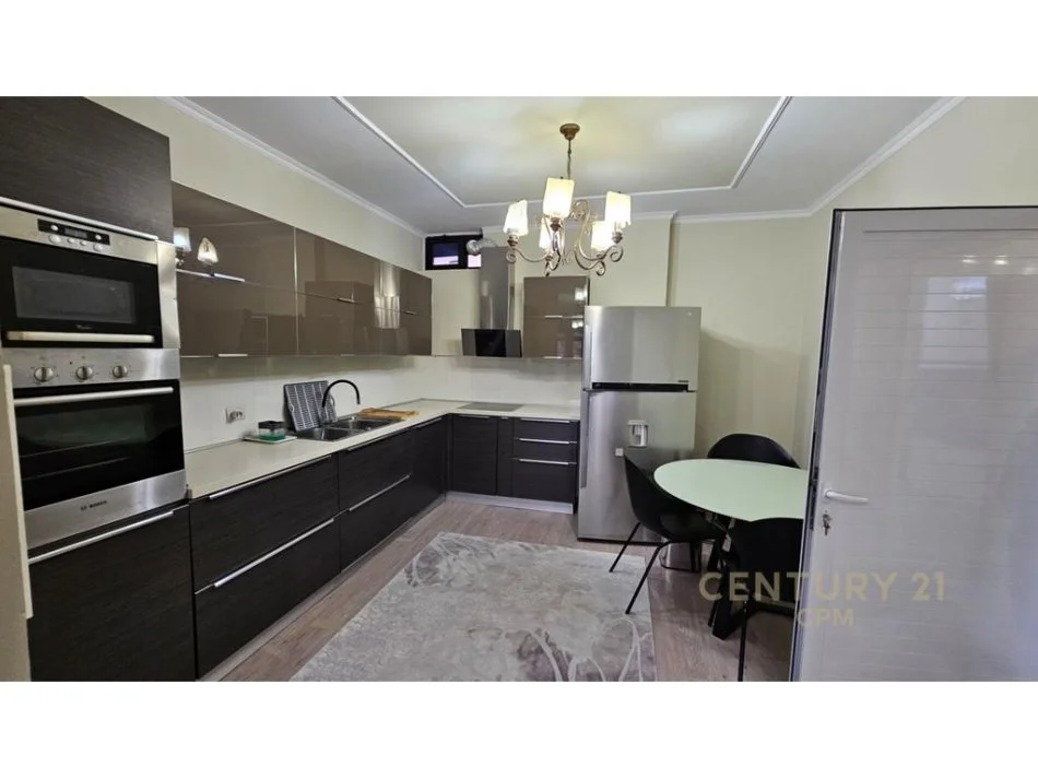 Tirane, jepet me qera apartament 3+1+Ballkon Kati 3, 150 m² 850 € (Pazari i ri)