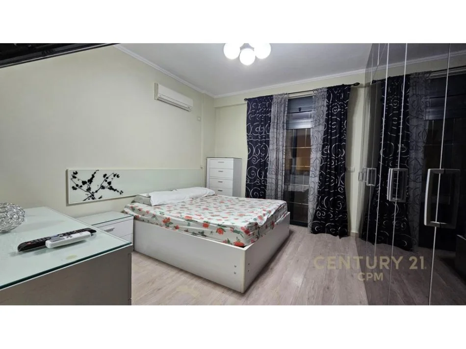 Tirane, jepet me qera apartament 3+1+Ballkon Kati 3, 150 m² 850 € (Pazari i ri)