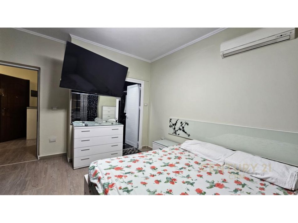Tirane, jepet me qera apartament 3+1+Ballkon Kati 3, 150 m² 850 € (Pazari i ri)