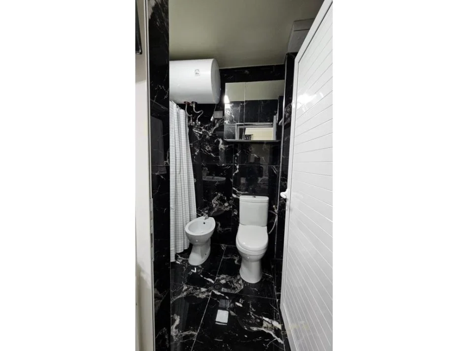 Tirane, jepet me qera apartament 3+1+Ballkon Kati 3, 150 m² 850 € (Pazari i ri)