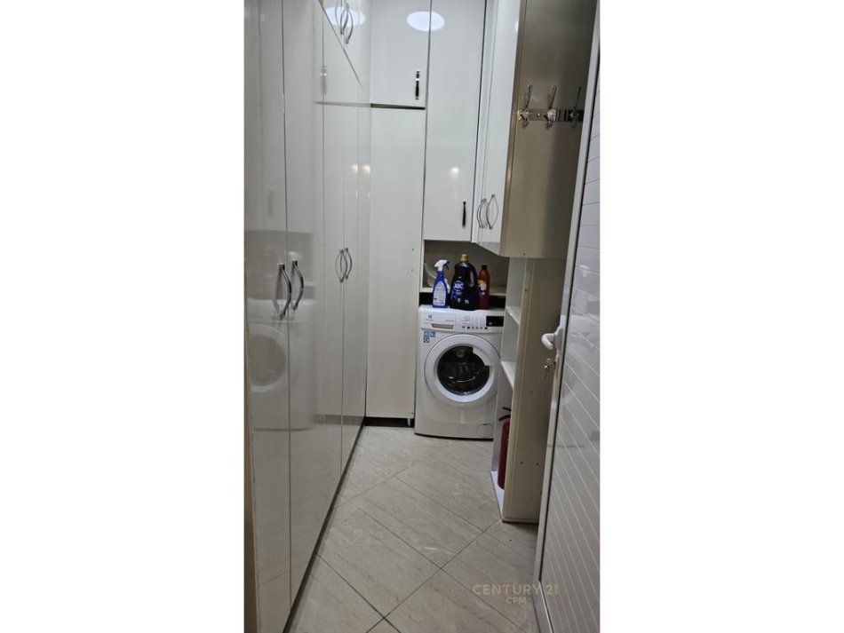 Tirane, jepet me qera apartament 3+1+Ballkon Kati 3, 150 m² 850 € (Pazari i ri)