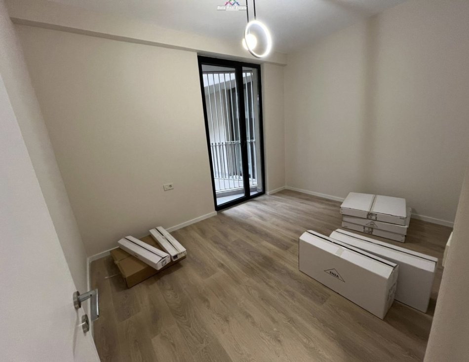 Tirane, jepet me qera zyre Kati 9, 116 m² 830 € (Rruga Mine Peza)