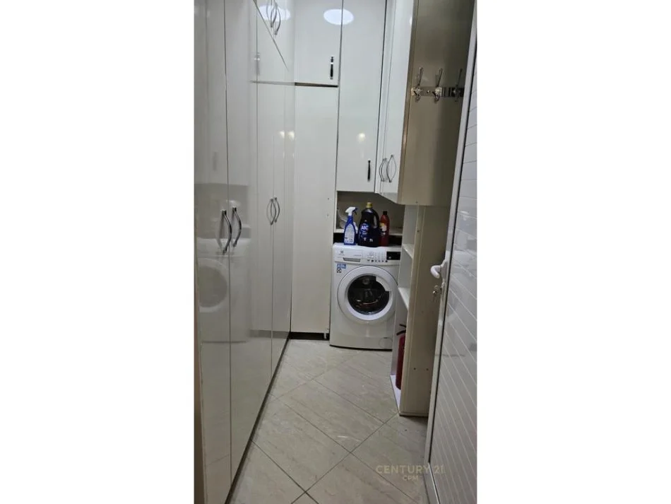 Tirane, jepet me qera apartament 3+1+Ballkon Kati 3, 150 m² 850 € (Pazari i ri)