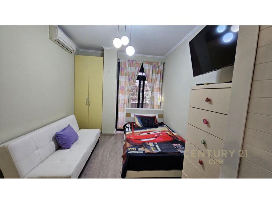 Tirane, jepet me qera apartament 3+1+Ballkon Kati 3, 150 m² 850 € (Pazari i ri)