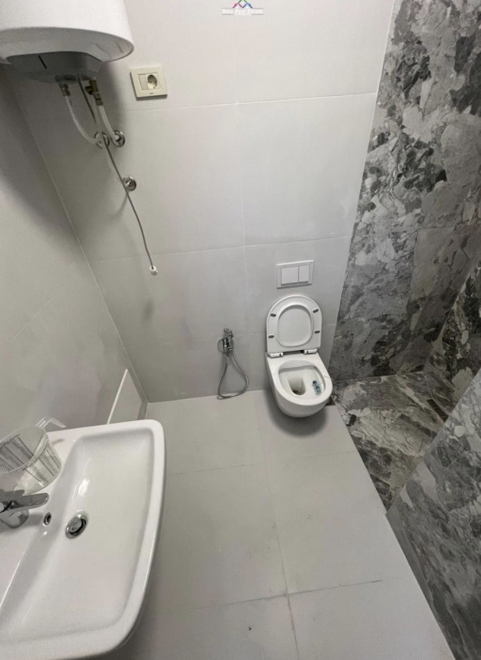 Tirane, jepet me qera zyre Kati 9, 116 m² 830 € (Rruga Mine Peza)
