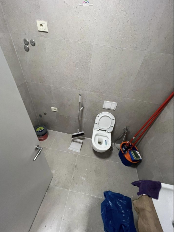 Tirane, jepet me qera zyre Kati 9, 116 m² 830 € (Rruga Mine Peza)