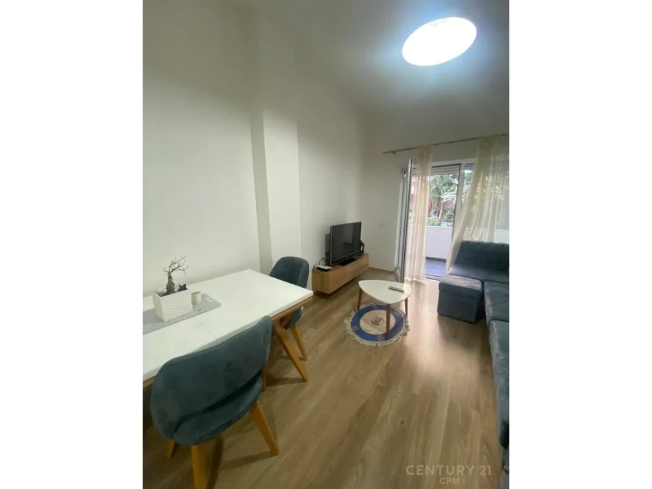 Tirane, jepet me qera apartament 1+1+Ballkon Kati 1, 70 m² 550 € (Rruga Peti)