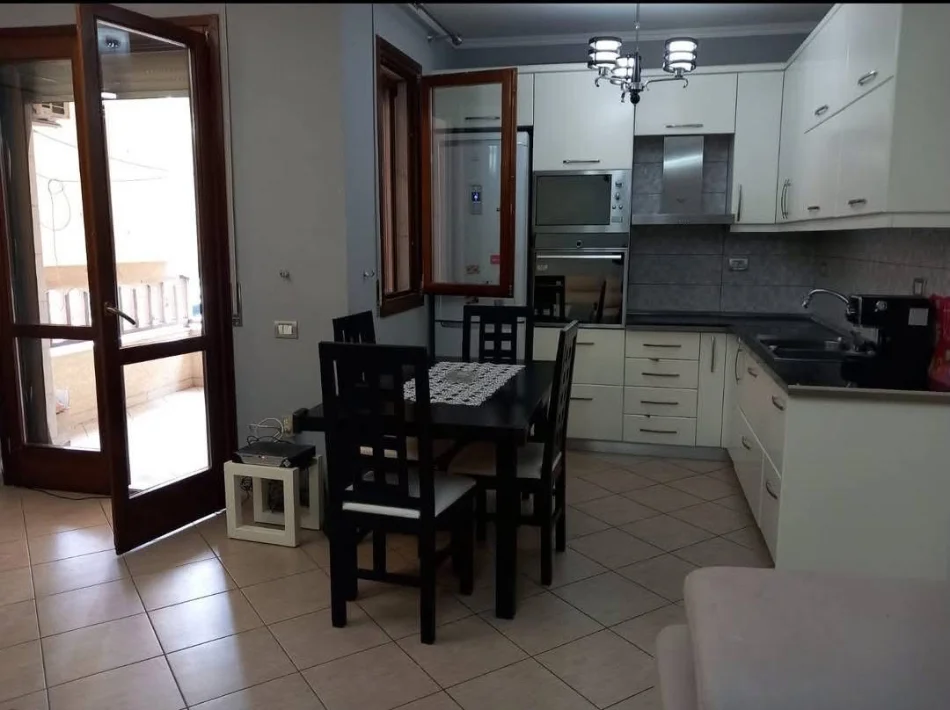 Tirane, shes apartament 2+1+Ballkon Kati 2, 100 m² (Kopshti botanik)