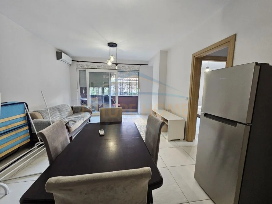 Tirane, jepet me qera apartament 1+1+Ballkon Kati 1, 64 m² 450 € (Rruga e barrikadave)