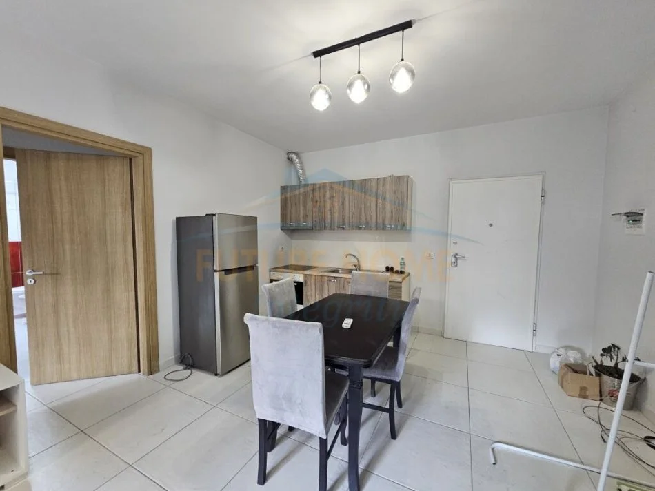 Tirane, jepet me qera apartament 1+1+Ballkon Kati 1, 64 m² 450 € (Rruga e barrikadave)