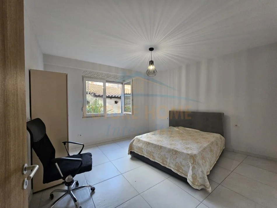 Tirane, jepet me qera apartament 1+1+Ballkon Kati 1, 64 m² 450 € (Rruga e barrikadave)