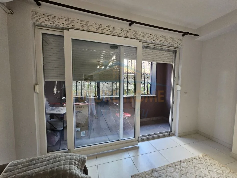 Tirane, jepet me qera apartament 1+1+Ballkon Kati 1, 64 m² 450 € (Rruga e barrikadave)