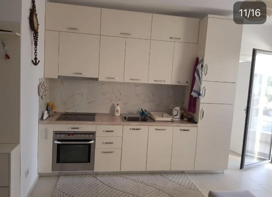 Durres, jepet me qera apartament 1+1plus ballkon 400 € (Rruga e plazhit)