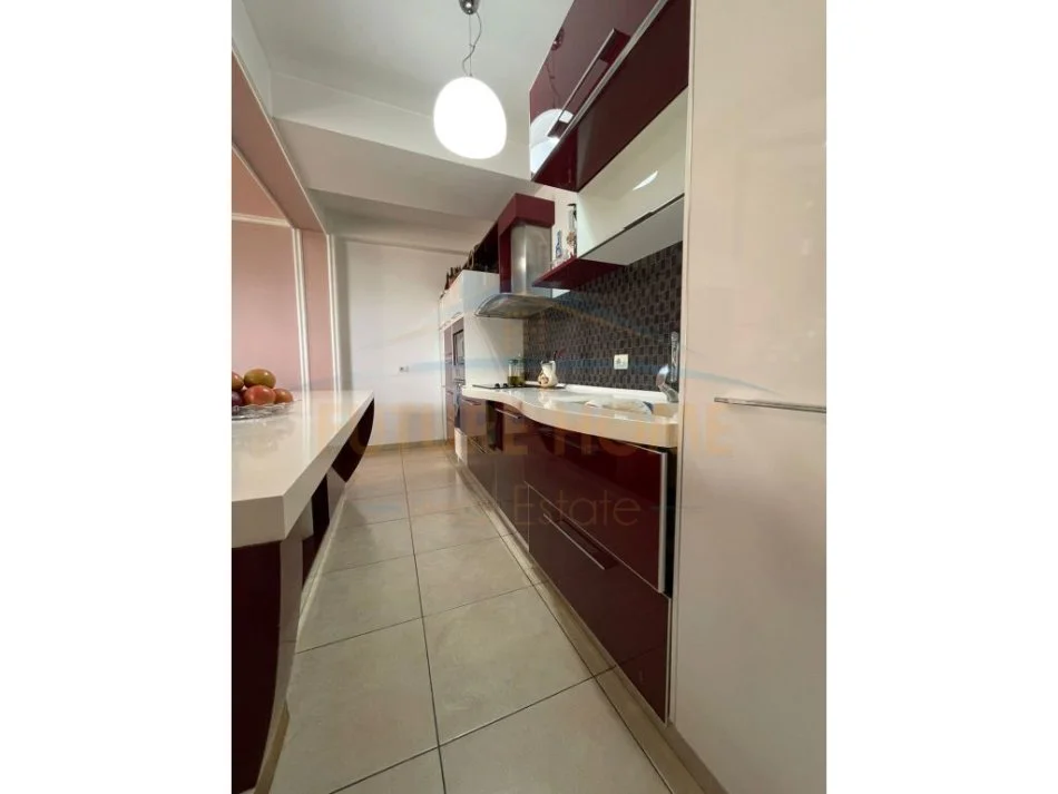 Tirane, shitet apartament 3+1+Ballkon Kati 7, 212 m² 260.000 € (Kodra e diellit)