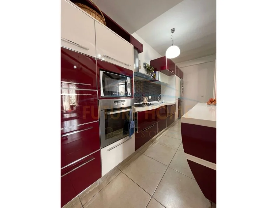 Tirane, shitet apartament 3+1+Ballkon Kati 7, 212 m² 260.000 € (Kodra e diellit)