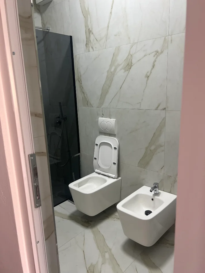 Tirane, jepet me qera Vile 2+1+Aneks+Ballkon Kati 3, 150 m² 800 € (Rruga hekurran marra)