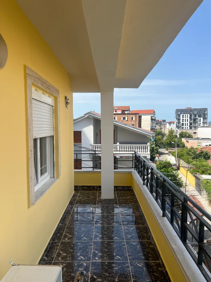 Tirane, jepet me qera Vile 2+1+Aneks+Ballkon Kati 3, 150 m² 800 € (Rruga hekurran marra)