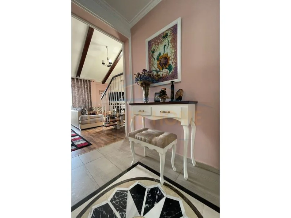 Tirane, shitet apartament 3+1+Ballkon Kati 7, 212 m² 260.000 € (Kodra e diellit)