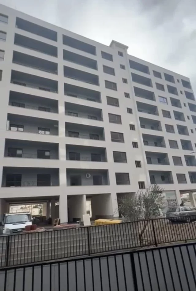 Tirane, shitet apartament 2+1 Kati 8, 97 m² 78.000 € (Qender Kamez)