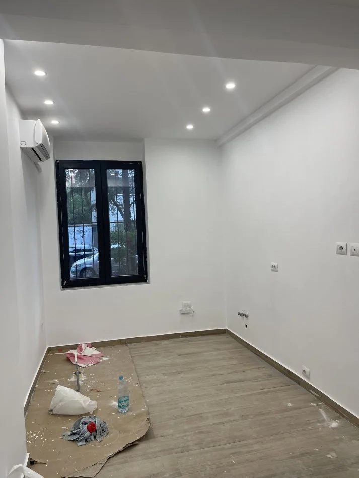 Tirane, jepet me qera zyre Kati 0, 50 m² 700 € 