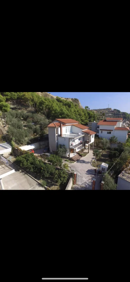Vlore, shitet Vile 3 Katshe , 580 m² 650.000 € (Rruga Demokracia)