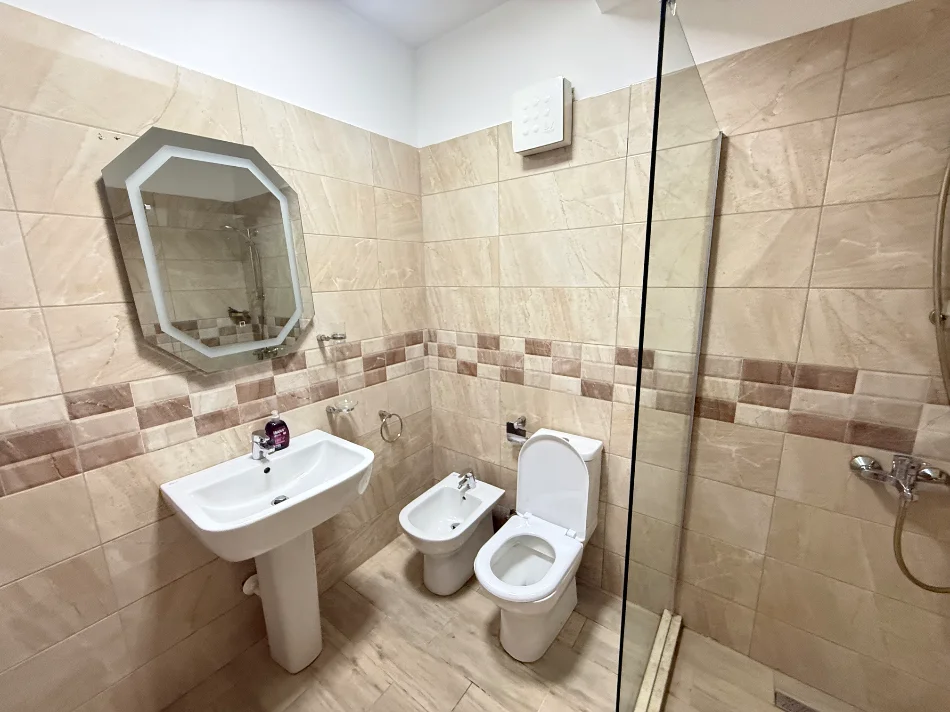 Tirane, jepet me qera apartament 1+1+Ballkon Kati 1, 65 m² 580 € 