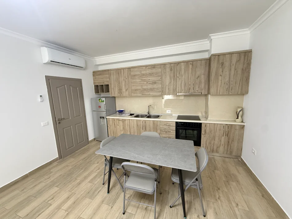 Tirane, jepet me qera apartament 1+1+Ballkon Kati 1, 65 m² 580 € 