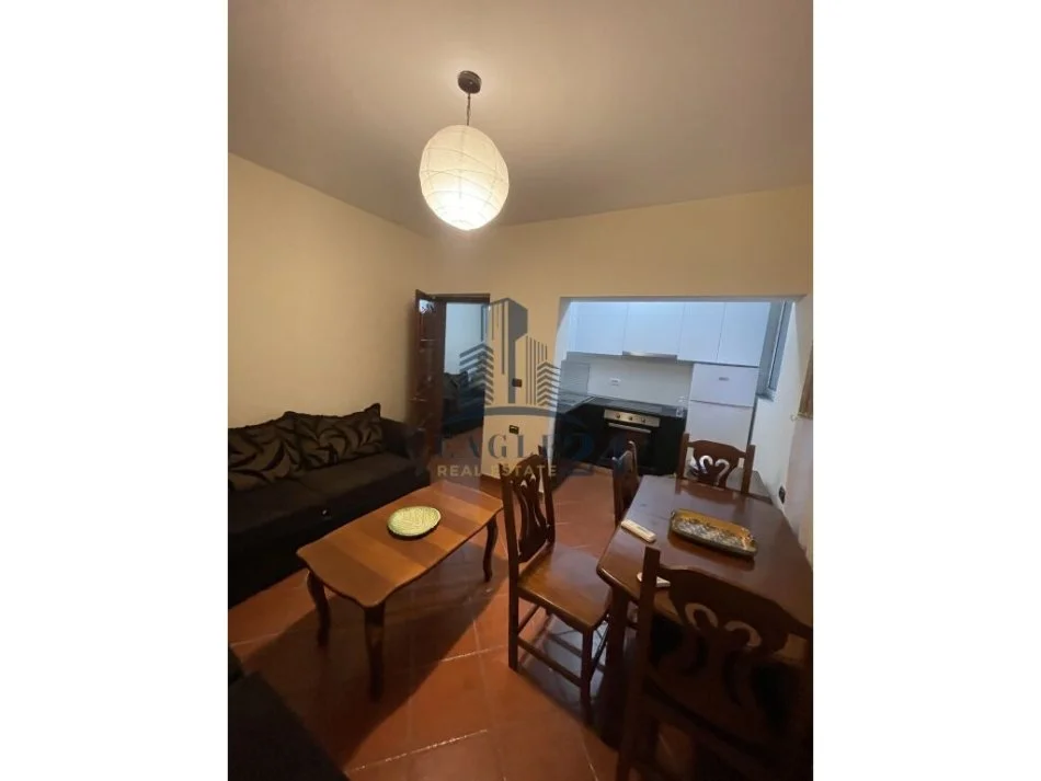 Tirane, jepet me qera apartament 1+1 Kati 1, 70 m² 450 € (Medrese)