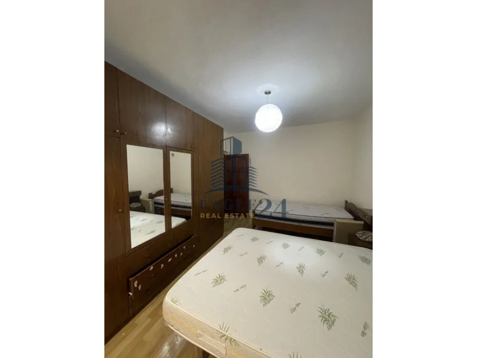 Tirane, jepet me qera apartament 1+1 Kati 1, 70 m² 450 € (Medrese)