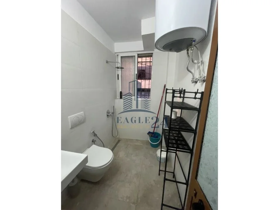 Tirane, jepet me qera apartament 1+1 Kati 1, 70 m² 450 € (Medrese)