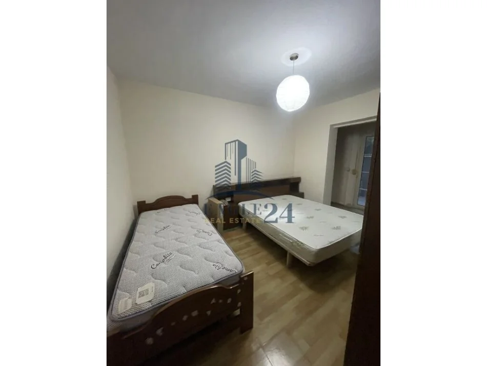 Tirane, jepet me qera apartament 1+1 Kati 1, 70 m² 450 € (Medrese)