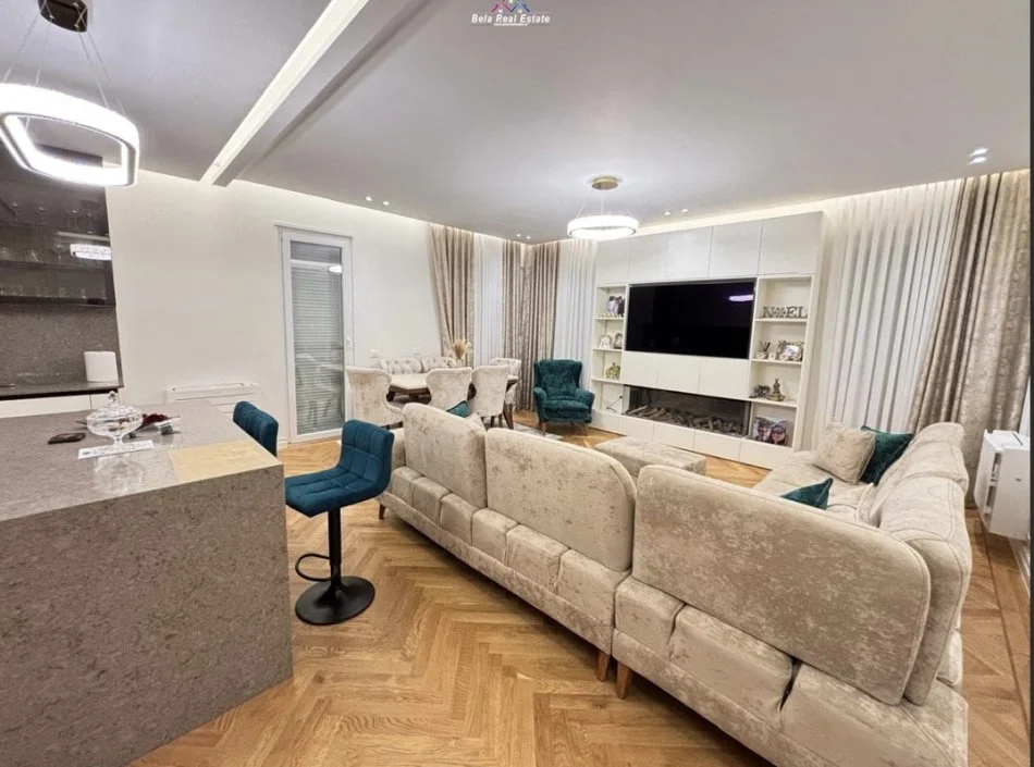 Tirane, shes apartament 3+1 Kati 8, 196 m² 330.000 € (Rruga Gryka e Kacanikut)