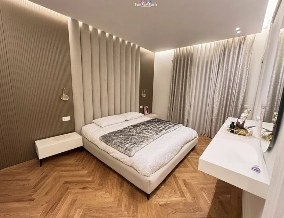 Tirane, shes apartament 3+1 Kati 8, 196 m² 330.000 € (Rruga Gryka e Kacanikut)