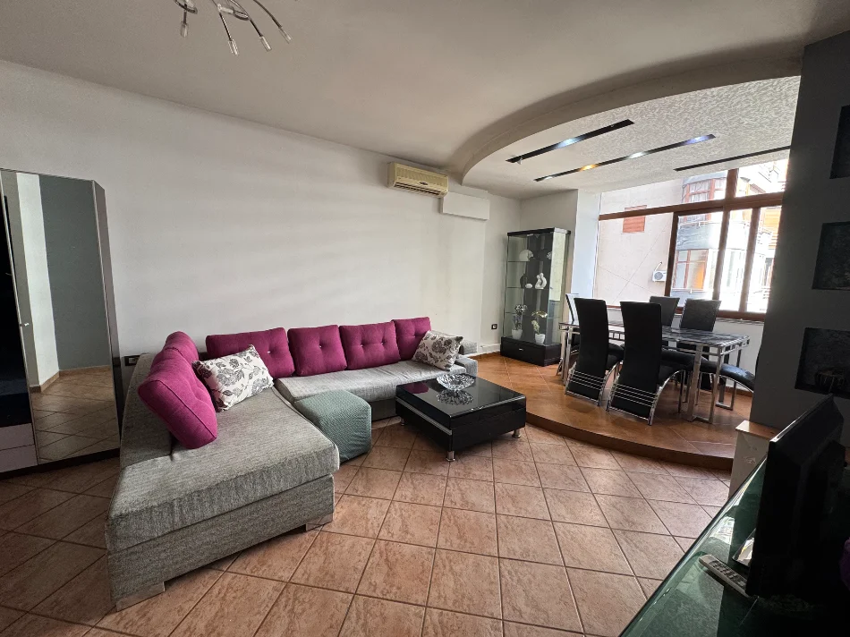 Tirane, jepet me qera apartament 1+1+Ballkon Kati 2, 72 m² 518 € 