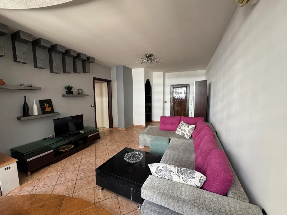 Tirane, jepet me qera apartament 1+1+Ballkon Kati 2, 72 m² 518 € 