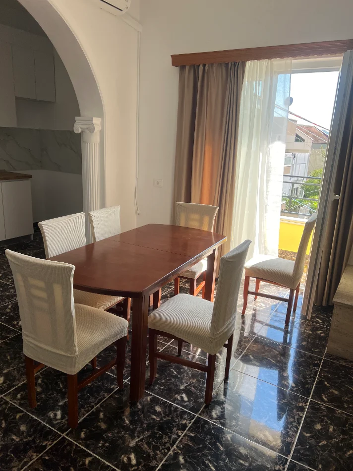 Tirane, jepet me qera Vile 2+1+Aneks+Ballkon Kati 3, 150 m² 800 € (Rruga hekurran marra)