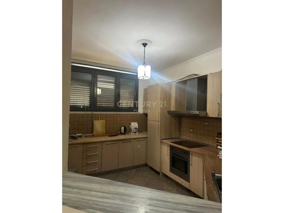 Tirane, jepet me qera apartament 3+1+Ballkon Kati 2, 200 m² 1.200 € (Qyteti studenti)