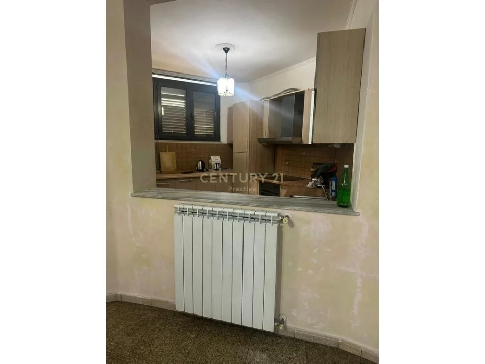 Tirane, jepet me qera apartament 3+1+Ballkon Kati 2, 200 m² 1.200 € (Qyteti studenti)