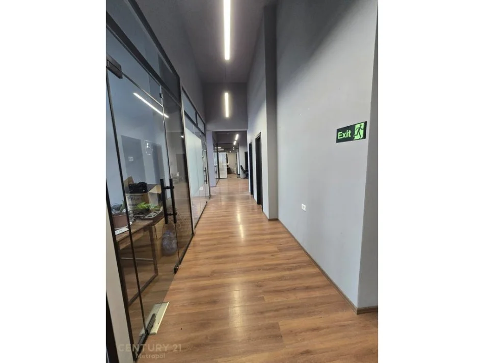 Tirane, jepet me qera zyre Kati 8, 350 m² 5.000 € 