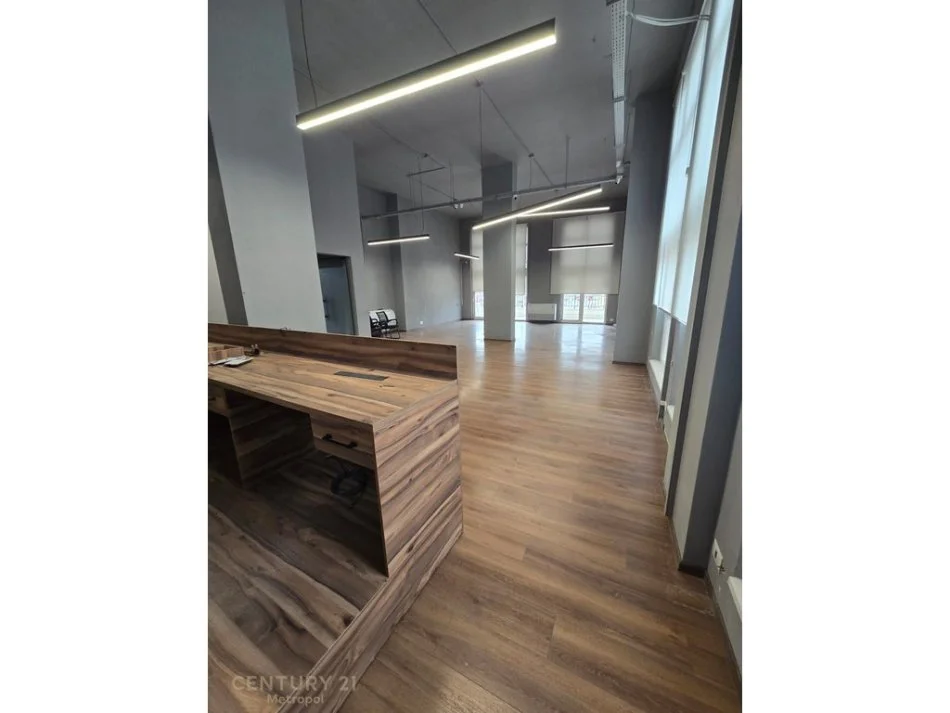 Tirane, jepet me qera zyre Kati 8, 350 m² 5.000 € 