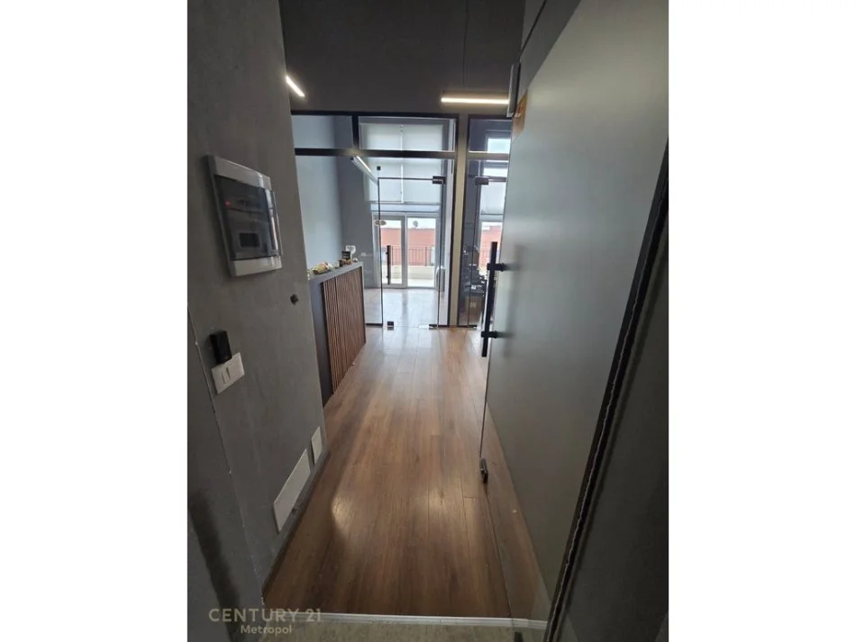 Tirane, jepet me qera zyre Kati 8, 350 m² 5.000 € 