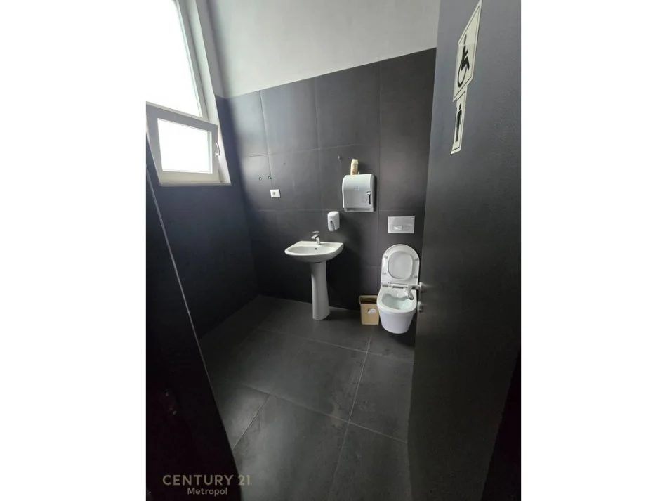 Tirane, jepet me qera zyre Kati 8, 350 m² 5.000 € 