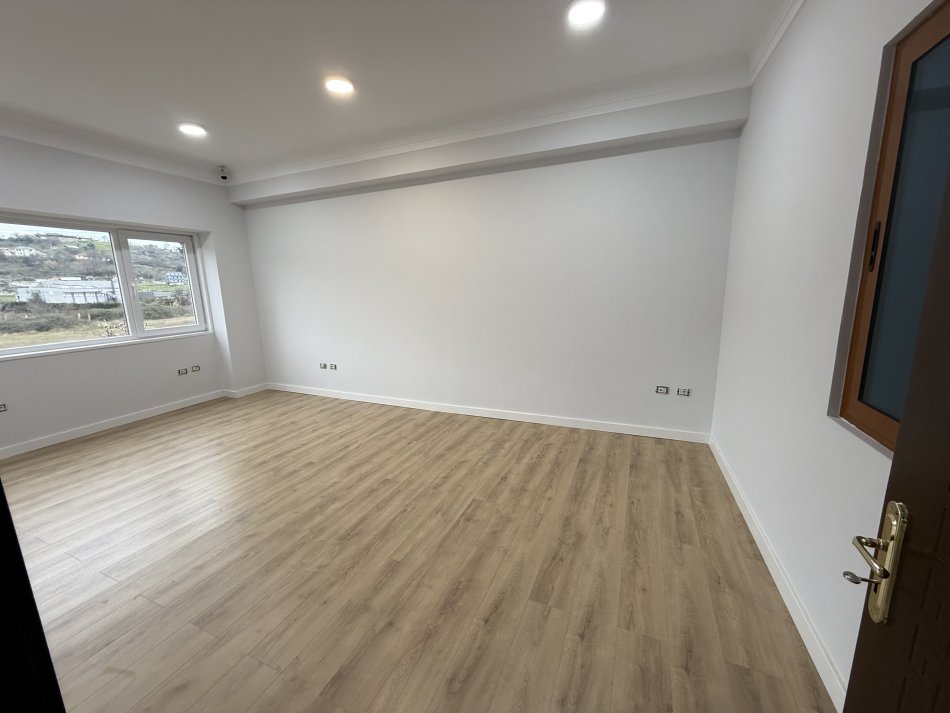 Tirane, jepet me qera kapanon+ truall , 2.500 m² (Kombinat)